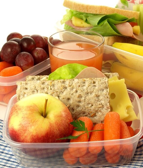 Las frutas y verduras crudas se pueden usar como refrigerio cuando se sigue la dieta de la Tabla 3. 